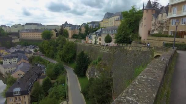 Pan Przez Stare Miasto Grund Dolnej Części Miasta Luksemburg Pochmurny — Wideo stockowe
