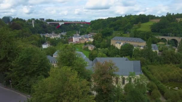 Atraviesa Viejo Grund Ciudad Parte Baja Ciudad Luxemburgo Día Nublado — Vídeos de Stock