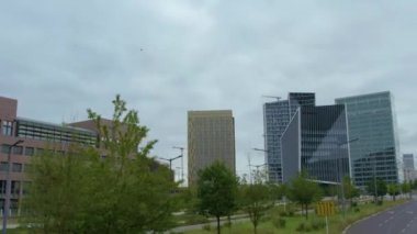 Yazın bulutlu bir günde Lüksemburg sokaklarında uçmak