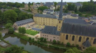 Yazın bulutlu bir günde Lüksemburg 'un alt kısımlarında, eski kasabanın genelinde dolaşın..