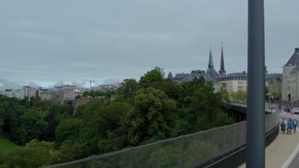 Latanie Ulicami Luksemburga Pochmurny Dzień Latem — Wideo stockowe