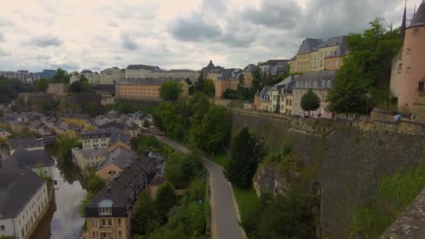 Pan Över Gamla Stan Grund Nedre Delen Staden Luxemburg Molnig — Stockvideo