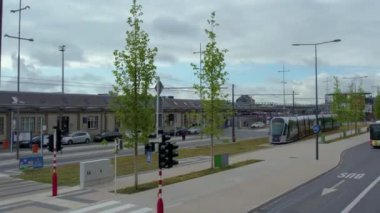 Yazın bulutlu bir günde Lüksemburg sokaklarında uçmak