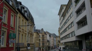 Yazın bulutlu bir günde Lüksemburg sokaklarında uçmak