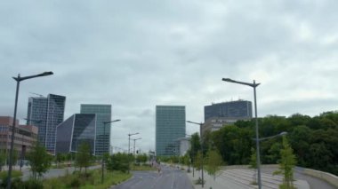 Yazın bulutlu bir günde Lüksemburg sokaklarında uçmak