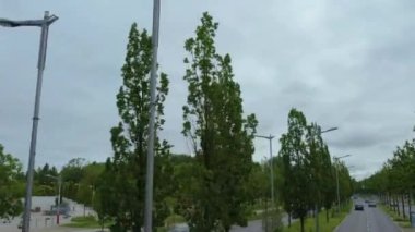 Yazın bulutlu bir günde Lüksemburg sokaklarında uçmak