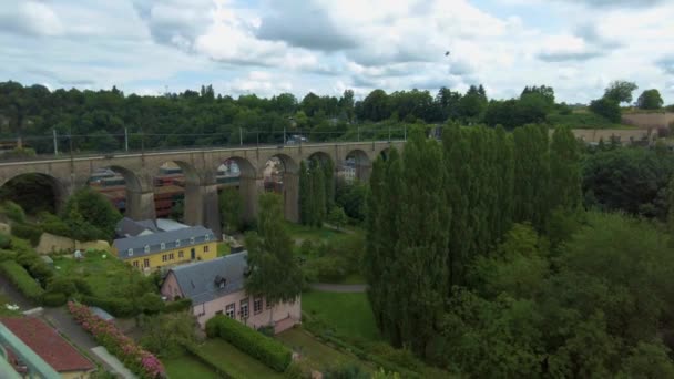 Pan Przez Stare Miasto Grund Dolnej Części Miasta Luksemburg Pochmurny — Wideo stockowe