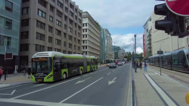 Πετώντας Στους Δρόμους Του Λουξεμβούργου Μια Συννεφιασμένη Μέρα Καλοκαίρι — Αρχείο Βίντεο