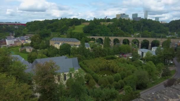Atraviesa Viejo Grund Ciudad Parte Baja Ciudad Luxemburgo Día Nublado — Vídeos de Stock