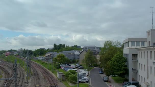 夏の曇りの日にルクセンブルクの街を飛ぶ — ストック動画