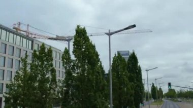 Yazın bulutlu bir günde Lüksemburg sokaklarında uçmak