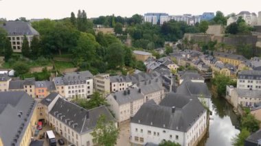 Yazın bulutlu bir günde Lüksemburg şehrinin hava manzarası