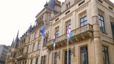 Yazın bulutlu bir günde eski Lüksemburg şehrinin bir ucundan öbür ucuna gitmek..