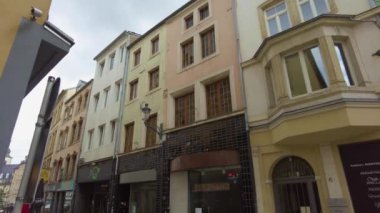 Yazın bulutlu bir günde eski Lüksemburg şehrinin bir ucundan öbür ucuna gitmek..