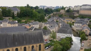 Yazın güneşli bir günde Lüksemburg şehrinin alt kısımlarını dolaşın..