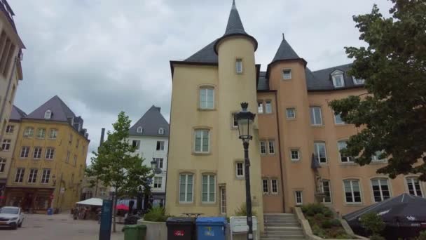 여름의 구름낀 룩셈부르크의 도시를 가로지르는 — 비디오