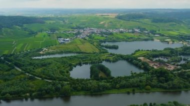 Remerschen köyünün ve Lüksemburg 'daki Moselle nehrinin hava manzarası.