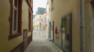 Yazın bulutlu bir günde eski Lüksemburg şehrinin bir ucundan öbür ucuna gitmek..