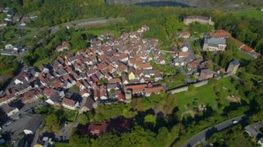 Almanya 'nın Ortenberg kentinin havadan görünüşü, yaz sonlarında güneşli bir sabahta..