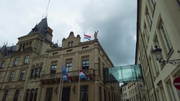 Przemierzając Stare Miasto Luksemburga Pochmurny Dzień Lata — Wideo stockowe