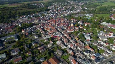 Almanya 'nın Nidda kentinin havadan görünüşü, güneşli bir yaz sabahında.