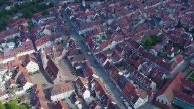 Almanya 'daki Villingen-Schweningen şehrinin kara ormandaki hava manzarası yazın bulutlu bir günde.