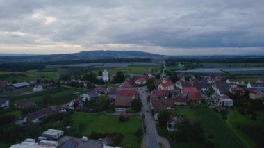 Yazın güneşli bir günde Almanya 'da bir köyün havadan görünüşü