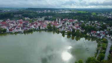 Almanya 'nın Bad Waldsee şehrinin havadan görünüşü Yazın bulutlu bir öğleden sonra.