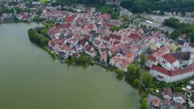 Almanya 'nın Bad Waldsee şehrinin havadan görünüşü Yazın bulutlu bir öğleden sonra.