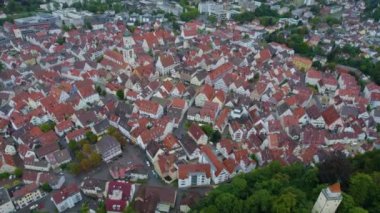 Yazın bulutlu bir günde Almanya 'daki Biberach kentinin hava manzarası