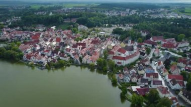 Almanya 'nın Bad Waldsee şehrinin havadan görünüşü Yazın bulutlu bir öğleden sonra.