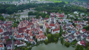 Almanya 'nın Bad Waldsee şehrinin havadan görünüşü Yazın bulutlu bir öğleden sonra.