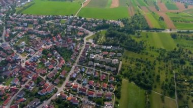 Yazın güneşli bir günde Almanya 'da bir köyün havadan görünüşü