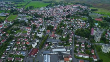 Yazın güneşli bir günde Almanya 'da bir köyün havadan görünüşü