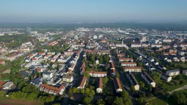 夏の終わりに晴れた日の朝にこれらのドイツの都市ハナウの空中ビュー — ストック動画