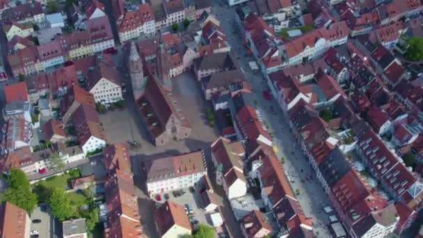 夏の曇りの日に黒い森の中でドイツの都市Villingen Schweningenの空中風景 — ストック動画