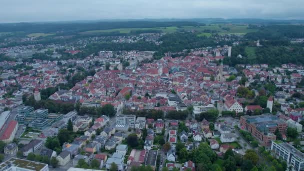 夏の曇りの日にドイツの都市ラベンスブルクの空中 — ストック動画