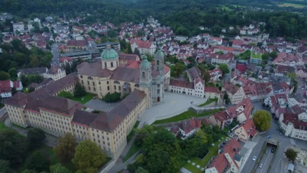 夏の曇りの日にドイツの都市Weingartenと修道院の空中 — ストック動画