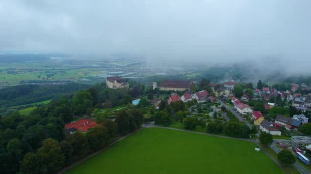 Luftaufnahme Des Dorfes Heiligenberg Einem Bewölkten Und Nebligen Sommertag — Stockvideo