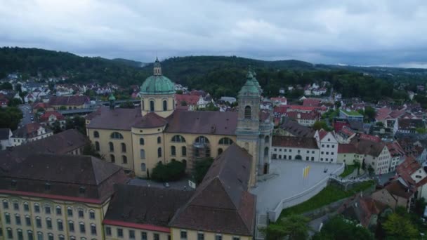 夏の曇りの日にドイツの都市Weingartenと修道院の空中 — ストック動画