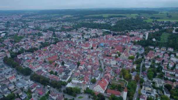 여름의 구름낀 독일의 부르크 시에서 비행기를 — 비디오