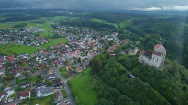 Vista Aérea Aldeia Waldburg Alemanha Uma Tarde Nublada Verão — Vídeo de Stock