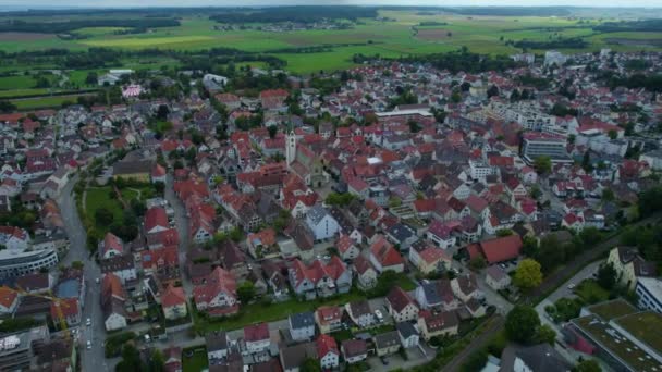 여름의 독일의한 마을을 공중에서 내려다본 — 비디오