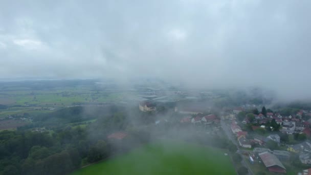 夏の曇りと霧の日にドイツの村ハイリゲンベルクの空中風景 — ストック動画