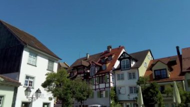 Yazın güneşli bir günde, Almanya 'nın Meersburg kentindeki eski şehir merkezine bakın.