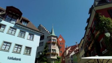 Yazın güneşli bir günde, Almanya 'nın Meersburg kentindeki eski şehir merkezine bakın.