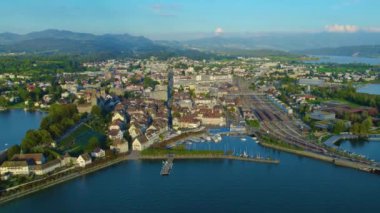 Güneşli bir öğleden sonra İsviçre 'de Rapperswil-Jona şehrinin hava görüntüsü.