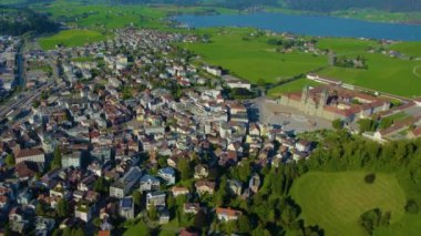 Yazın güneşli bir öğleden sonra İsviçre 'de Einsiedeln şehrinin hava manzarası.