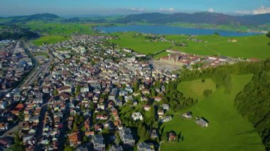Yazın güneşli bir öğleden sonra İsviçre 'de Einsiedeln şehrinin hava manzarası.