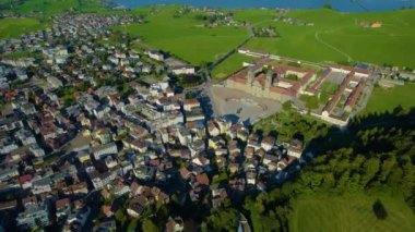 Yazın güneşli bir öğleden sonra İsviçre 'de Einsiedeln şehrinin hava manzarası.